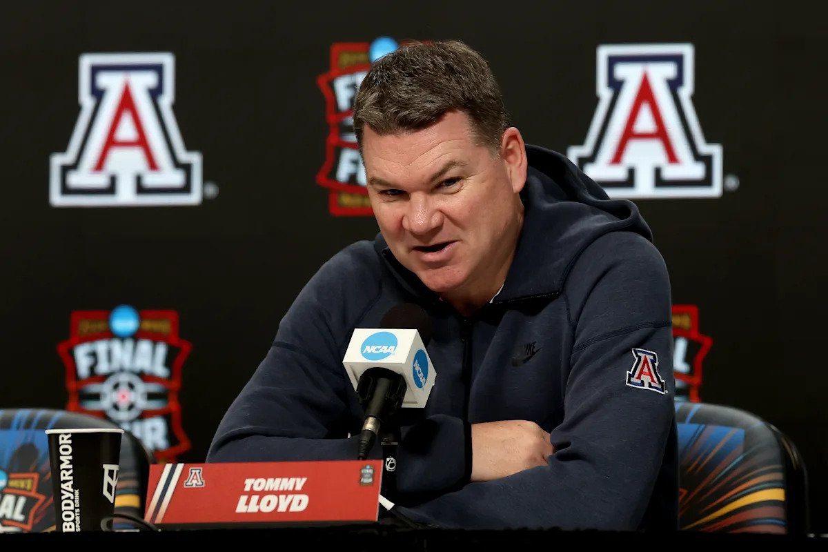 El entrenador en jefe de Arizona, Tommy Lloyd, anuncia nuevo contrato para permanecer con los Wildcats: “Mi Michael Jordan es Steve Kerr”