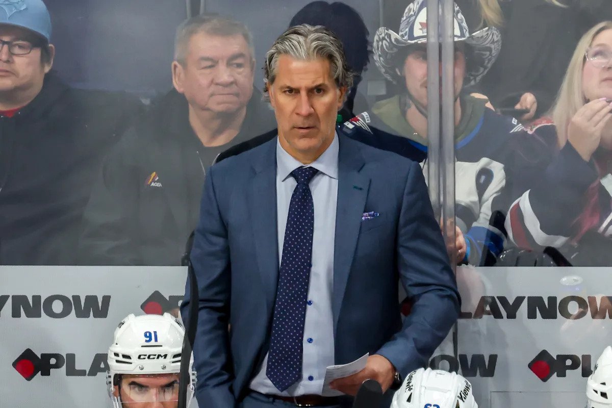 Avalanche HC Jared Bednar está fuera de viaje después de ser golpeado por el disco