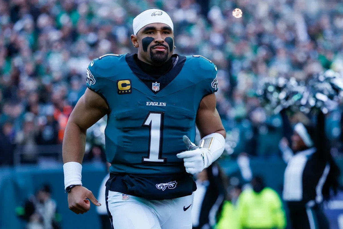 Jalen Hurts se ha resistido al cambio durante mucho tiempo. Un nuevo llamador de jugada lo obligará a adaptarse