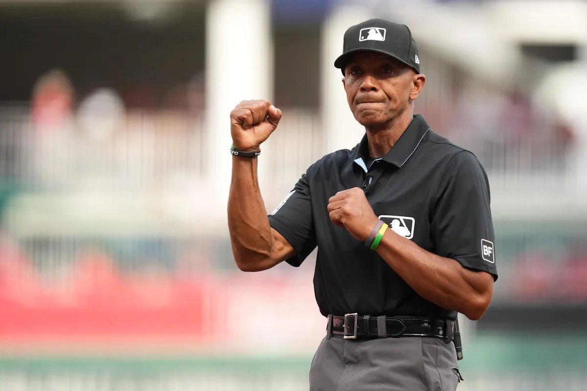 La mala semana del árbitro CB Bucknor continúa con una decisión fallida que hace reír a los gerentes de Cerveceros y Rays