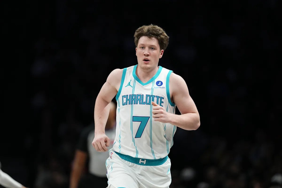 Kon Knueppel rompe el récord de triples de los Hornets de Kemba Walker mientras continúa la campaña de Novato del Año
