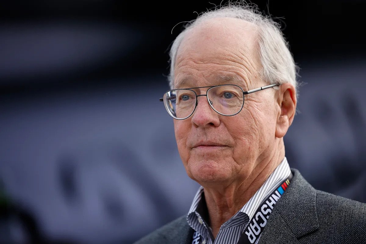 Jim France renuncia como director ejecutivo de NASCAR, allanando el camino para que el primer miembro no francés de la familia lidere el deporte