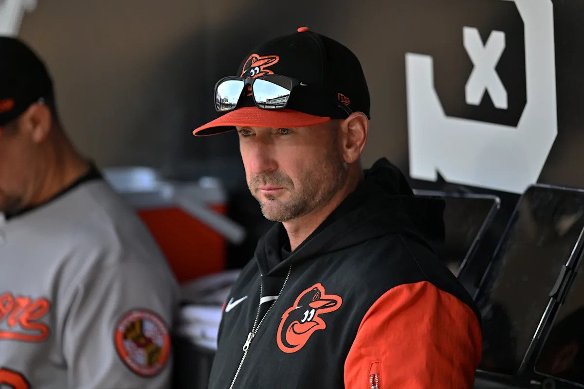 El manager de los Orioles, Craig Albernaz, se rompió la mandíbula y sufrió siete fracturas faciales después de ser golpeado por una línea de Jeremiah Jackson.