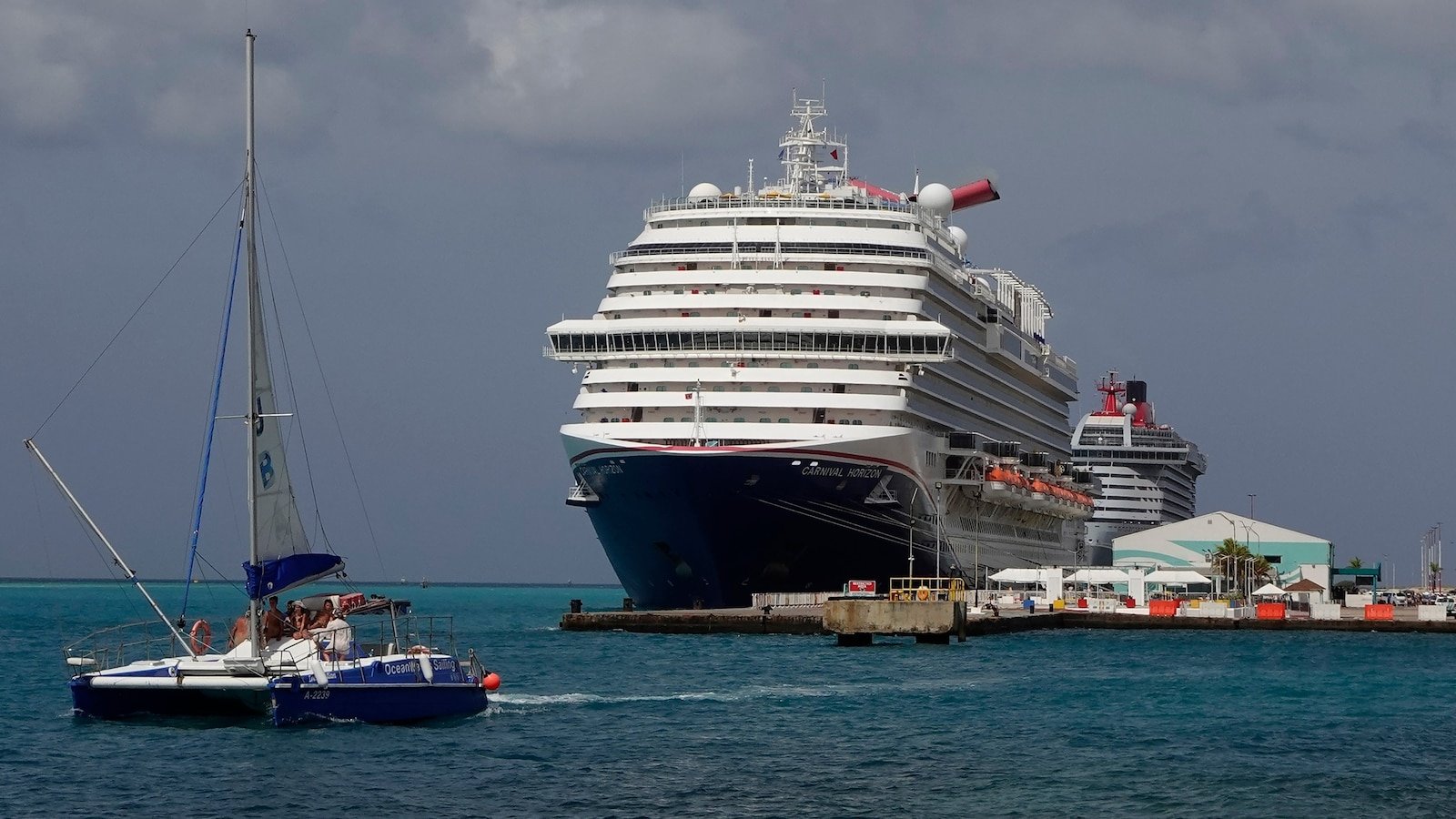 Hermanastro acusado de asesinato y abuso sexual en la muerte de un adolescente en un crucero: Departamento de Justicia