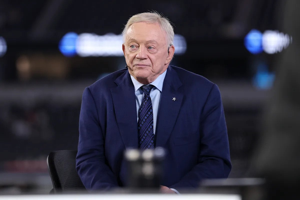 Jerry Jones se encuentra entre los propietarios de la NFL que entablarán negociaciones de la liga con el sindicato de árbitros antes de que expire el convenio colectivo.