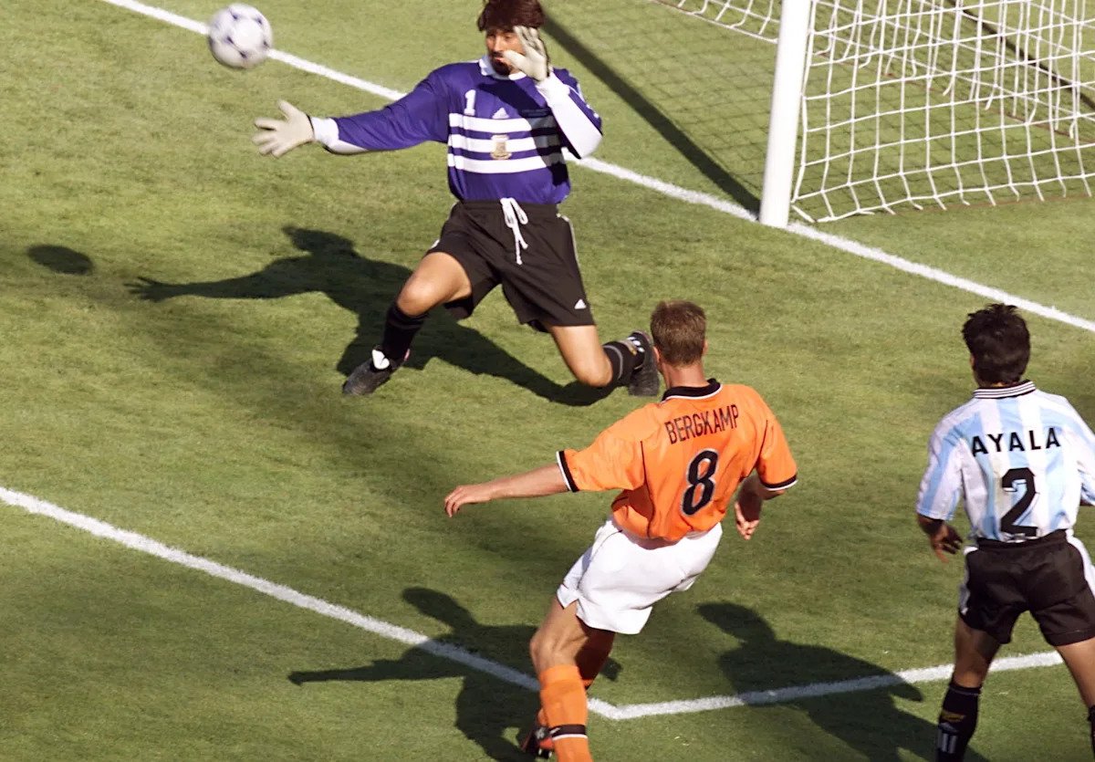 A 63 días del Mundial: el icónico gol de Dennis Bergkamp genera confusión en Argentina