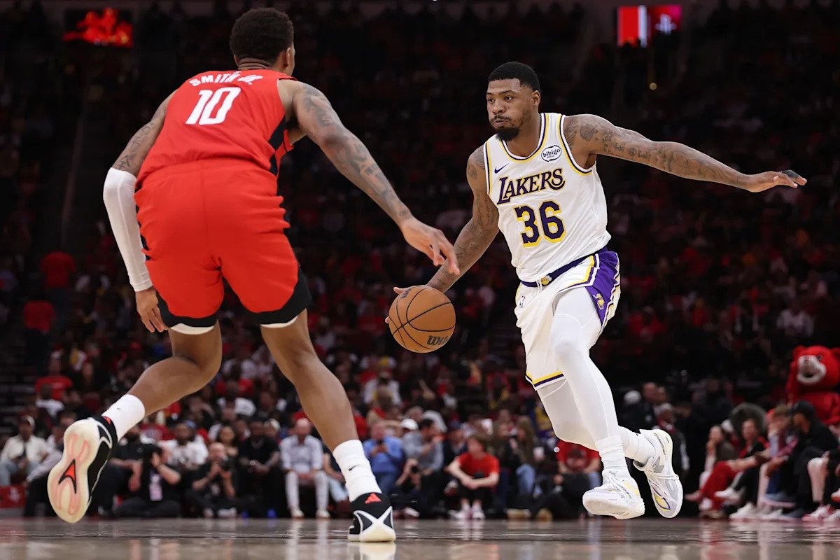 La NBA multó a los escoltas de los Lakers, Marcus Smart y Luke Kennard, por interactuar con los árbitros tras la derrota del Juego 4 y la expulsión de Adou Thiero.