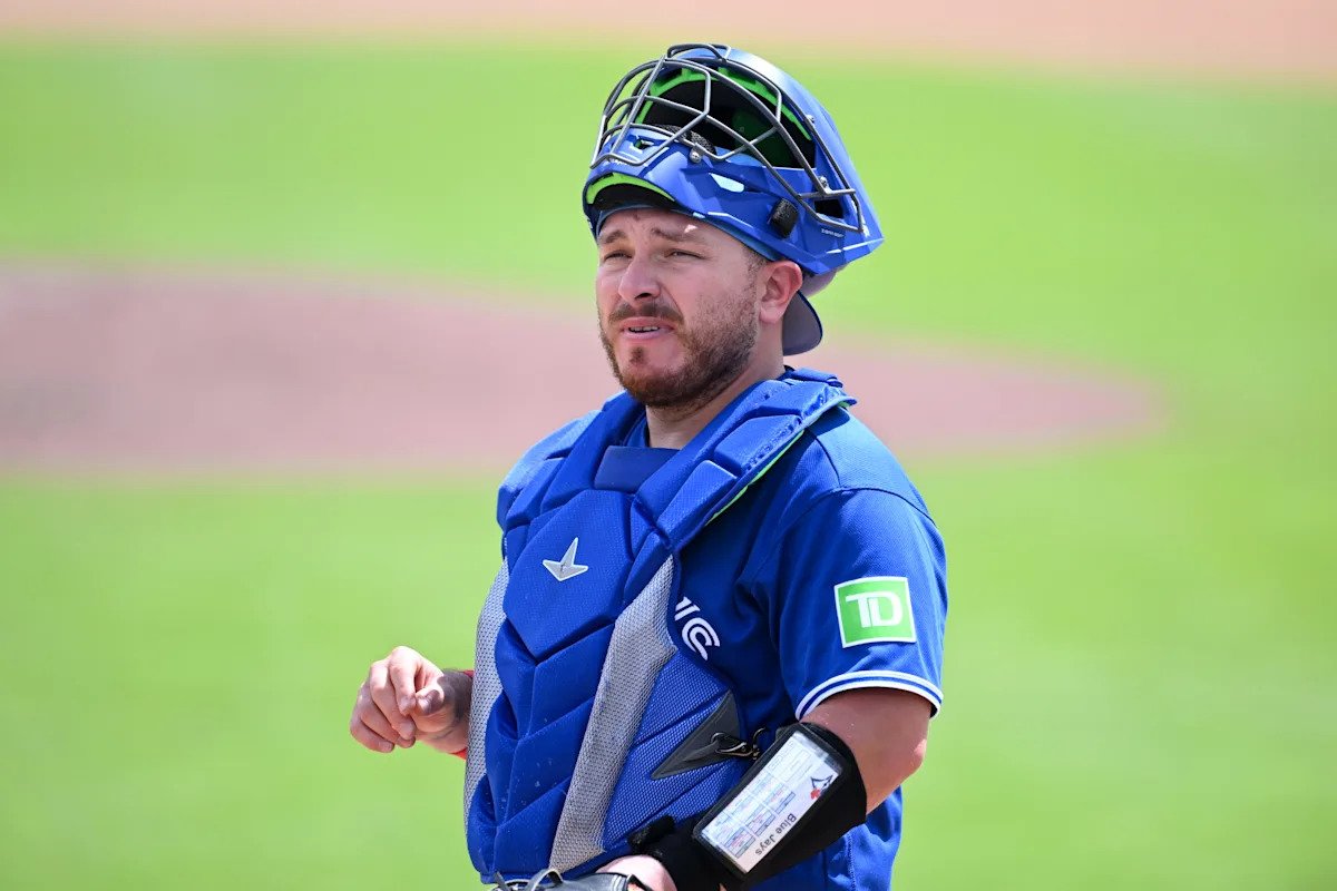 Los Azulejos colocaron a Alejandro Kirk en IL por 10 días luego de que el dos veces receptor All-Star se rompiera el pulgar debido a una falta.