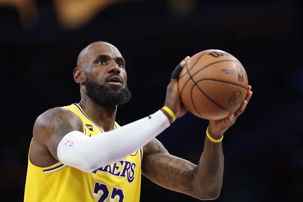 LeBron James supera a Kareem Abdul-Jabbar con más victorias en la historia de la NBA