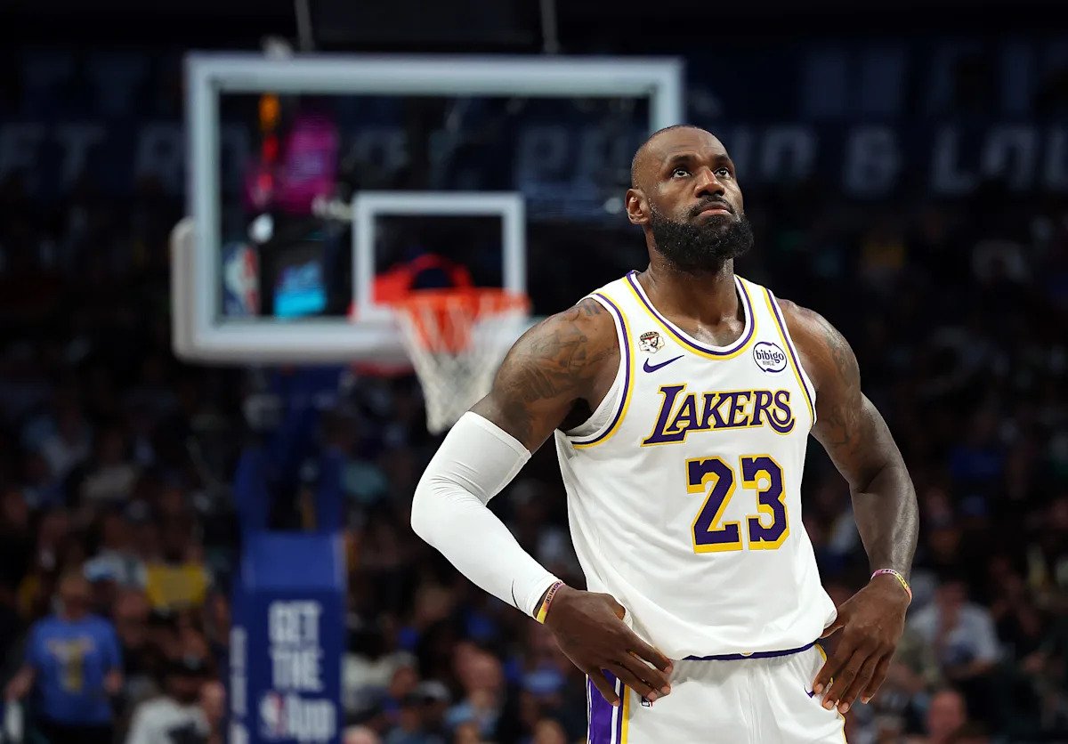 LeBron James se perderá el partido del martes contra el Thunder por dolor en el pie izquierdo, dicen los Lakers