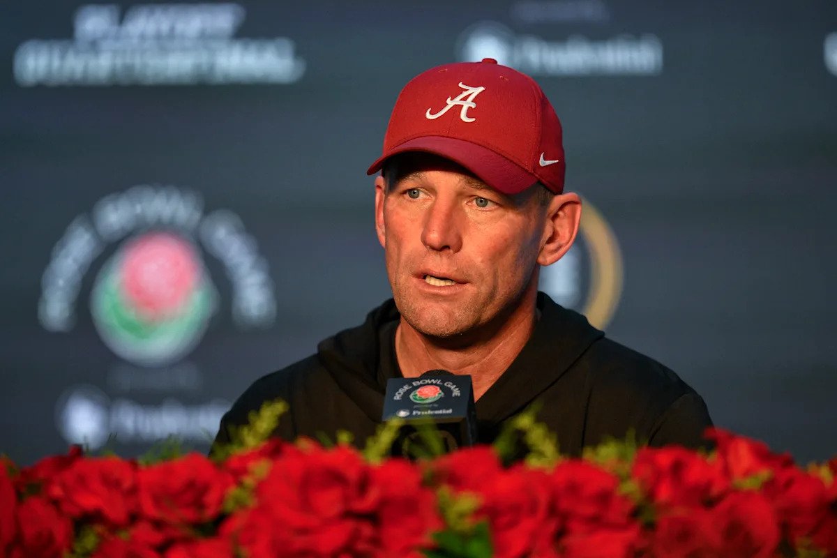 Después de la peor derrota en postemporada en la historia de la escuela, el entrenador de Alabama, Kalen DeBoer, recibió una extensión de contrato por siete años y un aumento.