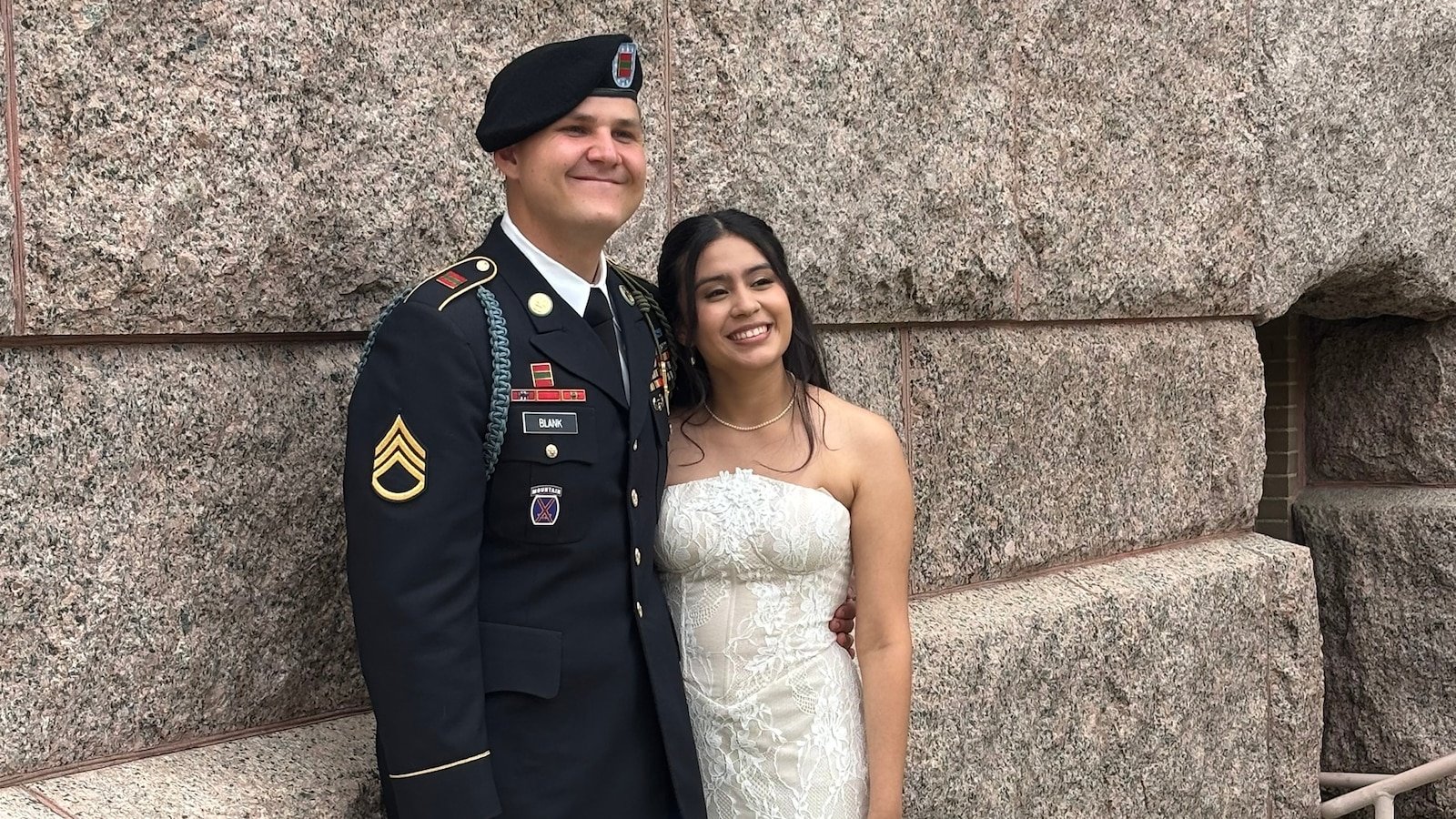 ICE arresta a la esposa recién casada de un soldado del ejército en una base militar