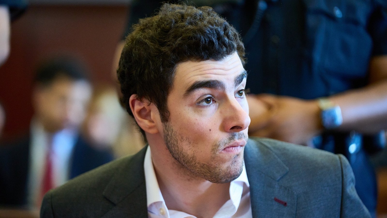 Luigi Mangione regresa a los tribunales para intentar retrasar el juicio federal