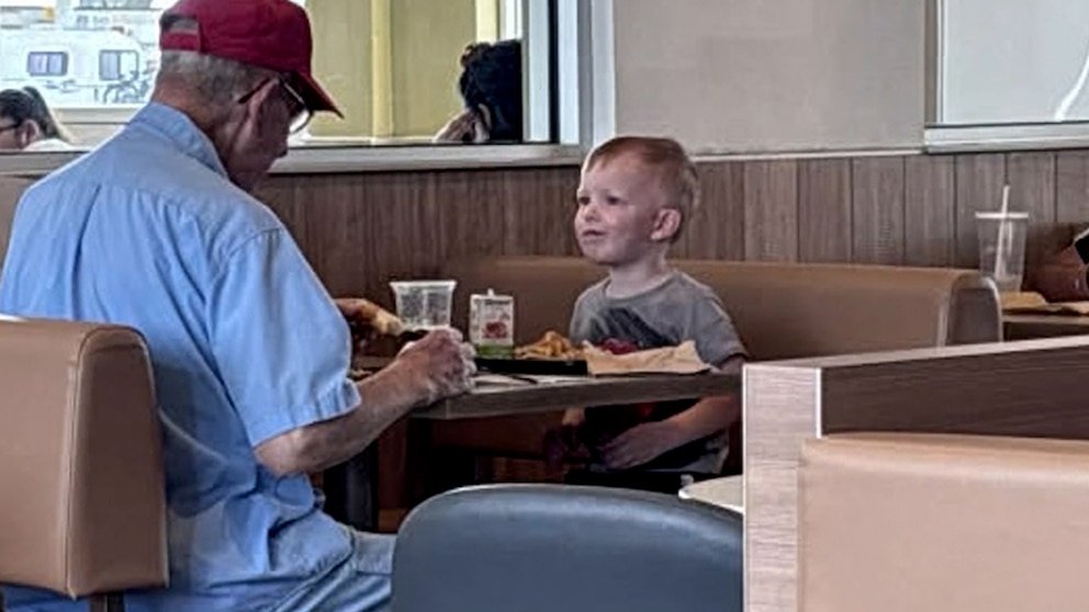 MIRAR: Un niño pequeño va a desayunar con un veterano, lo que provoca una reacción emocional