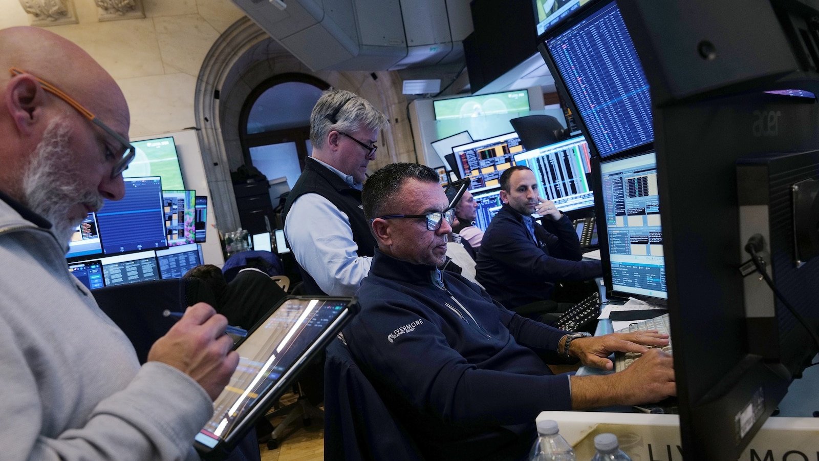 Las acciones caen después de que Trump prometiera golpear a Irán “extremadamente duro” en las próximas semanas