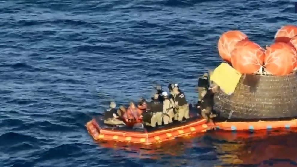 MIRAR: Los astronautas salen de la nave espacial después de una exitosa salpicadura de agua