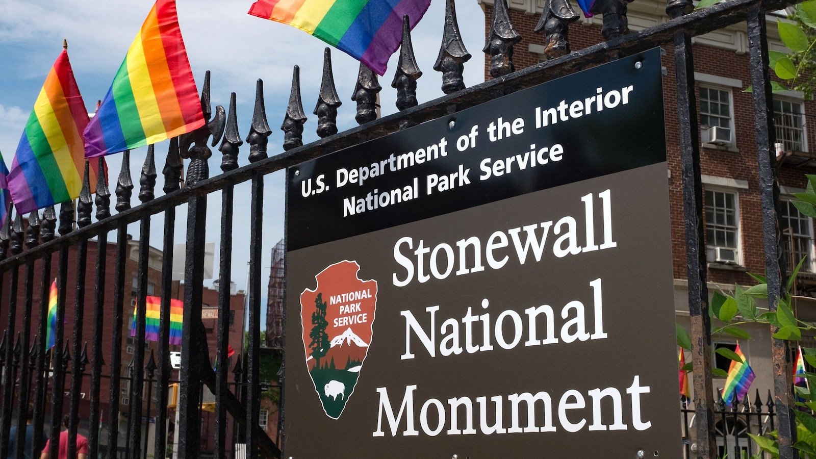 El administrador de Trump acepta enarbolar la bandera del Orgullo en el Monumento Nacional Stonewall como resolución de la demanda.