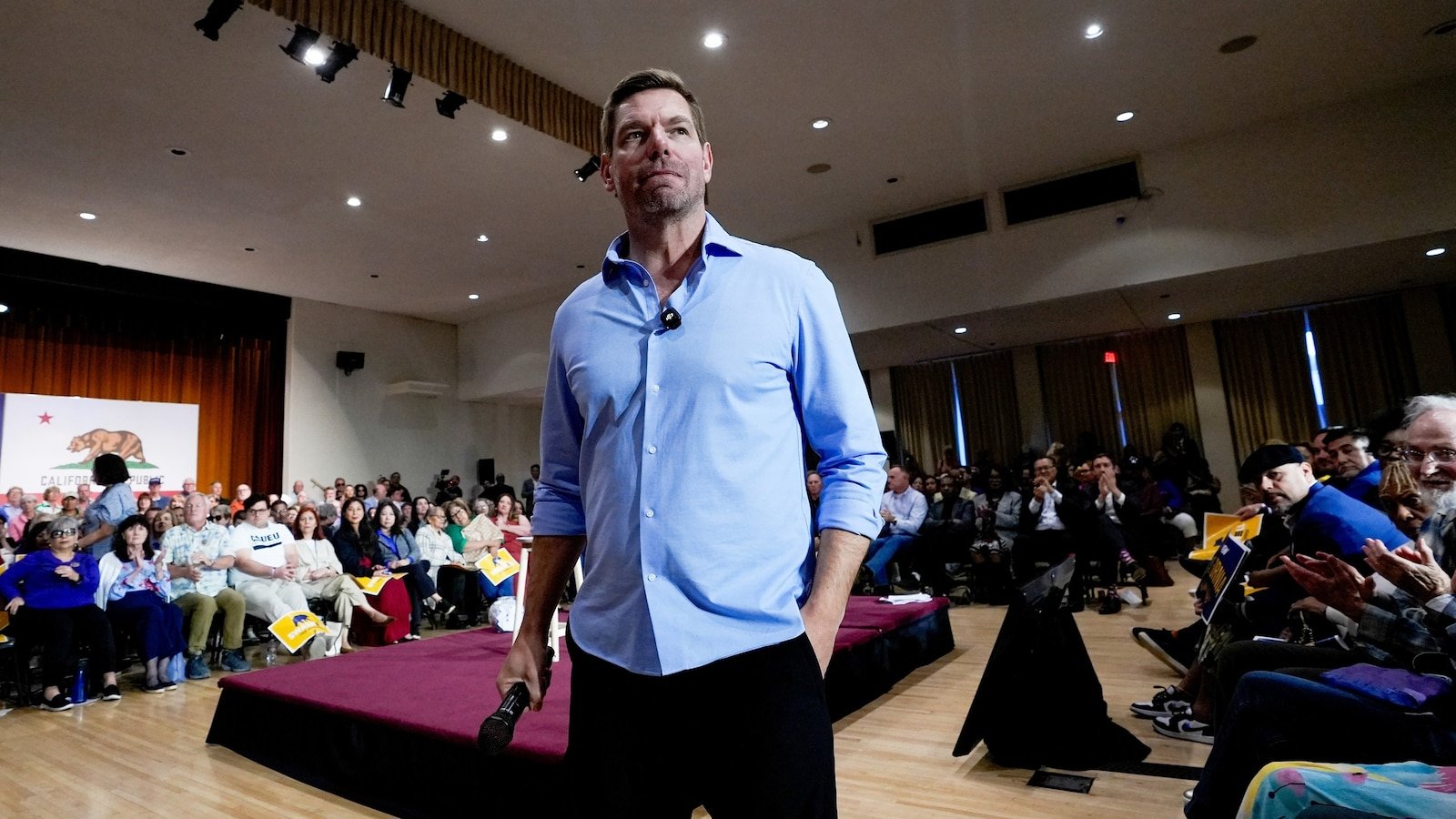 El representante de California Eric Swalwell niega la acusación de agresión sexual del ex asistente mientras aumentan los llamados para que destituya la oficina del gobernador.