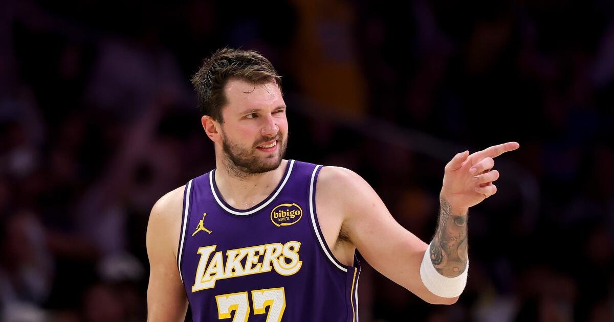 Luka Doncic regresa a los Lakers tras recibir tratamiento en Europa