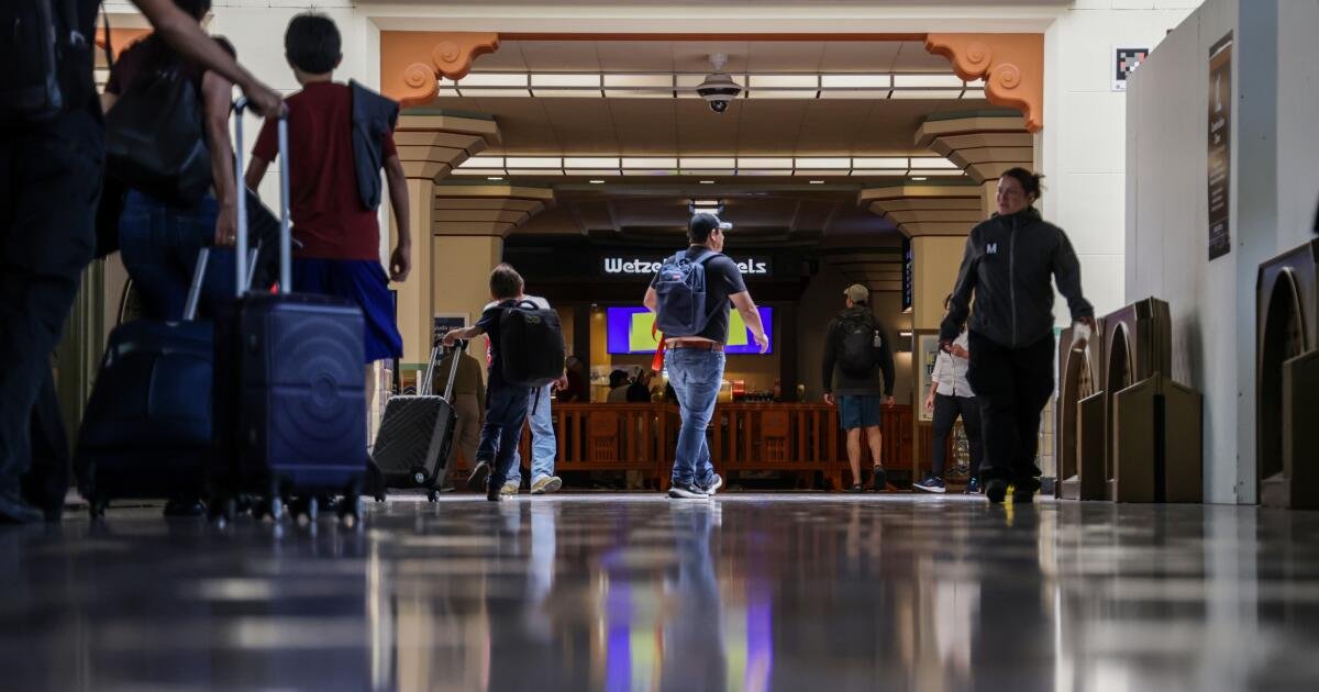 En medio de la reacción violenta por el estacionamiento de la Copa del Mundo, LA Metro ofrece una solución