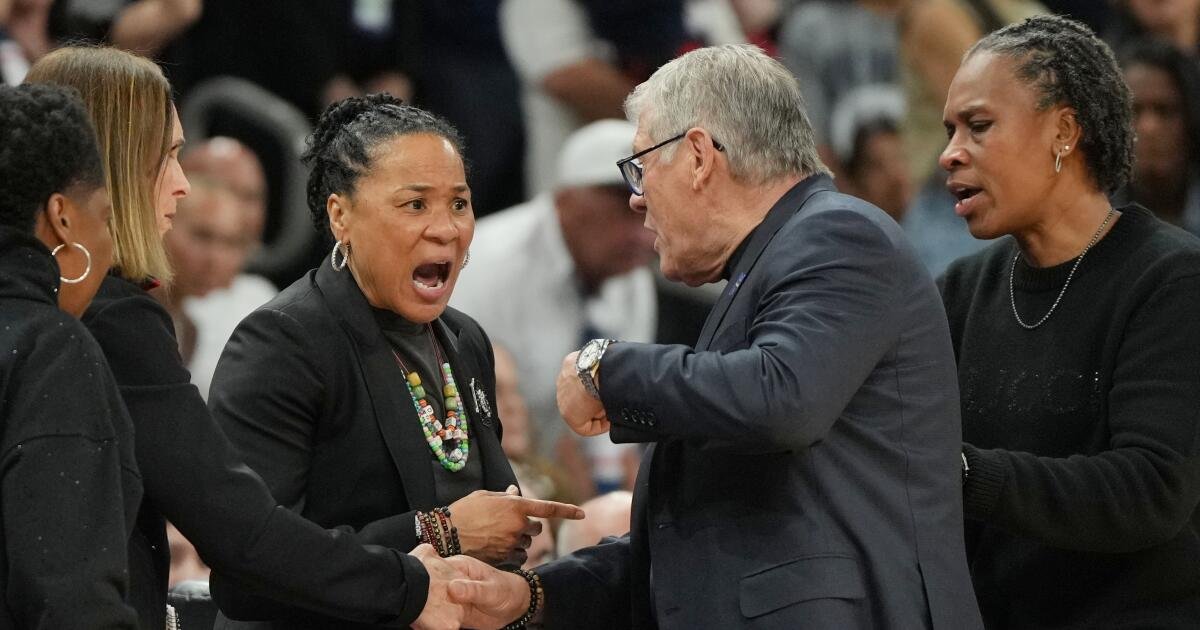 Geno Auriemma se disculpa con Dawn Staley por el enfrentamiento de la Final Four