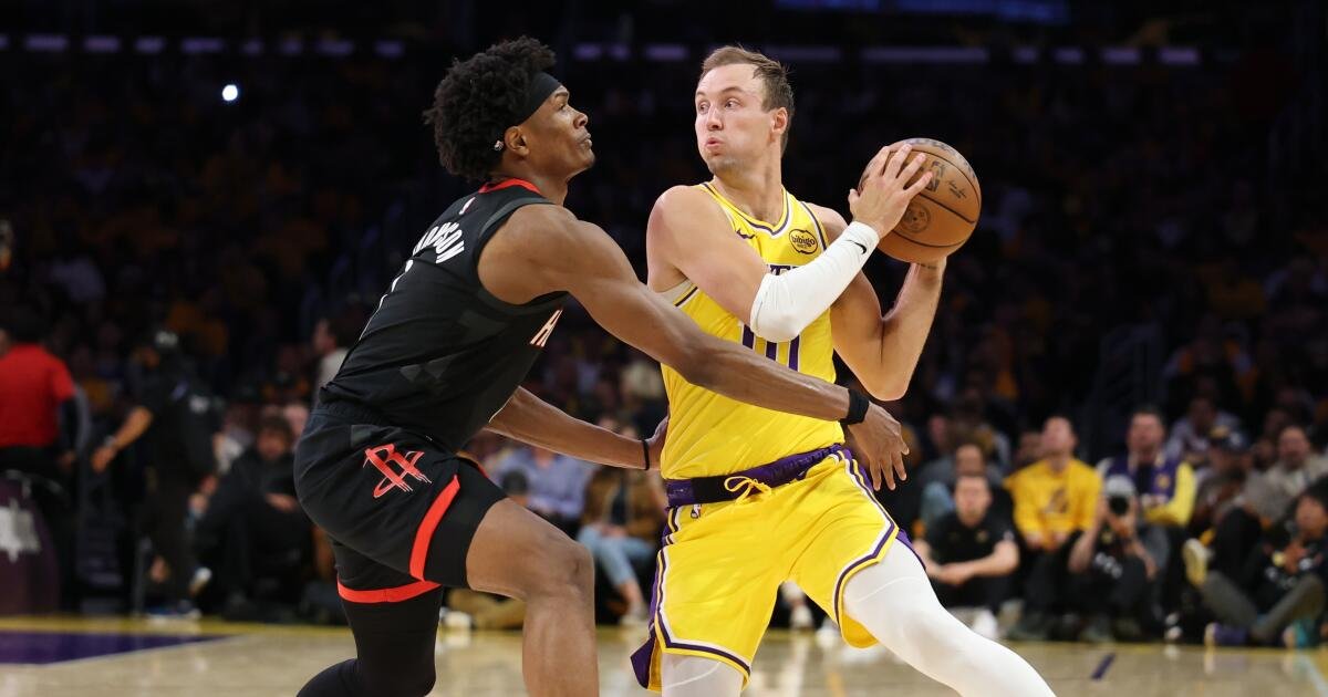 Luke Kennard canaliza a Luka Doncic y ayuda a los Lakers a vencer a los Rockets