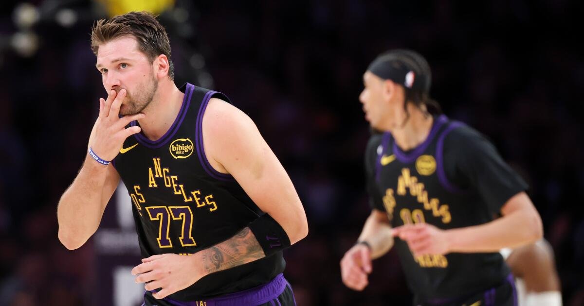 Luka Doncic alcanza el hito de puntos en la victoria de los Lakers sobre los Cavaliers
