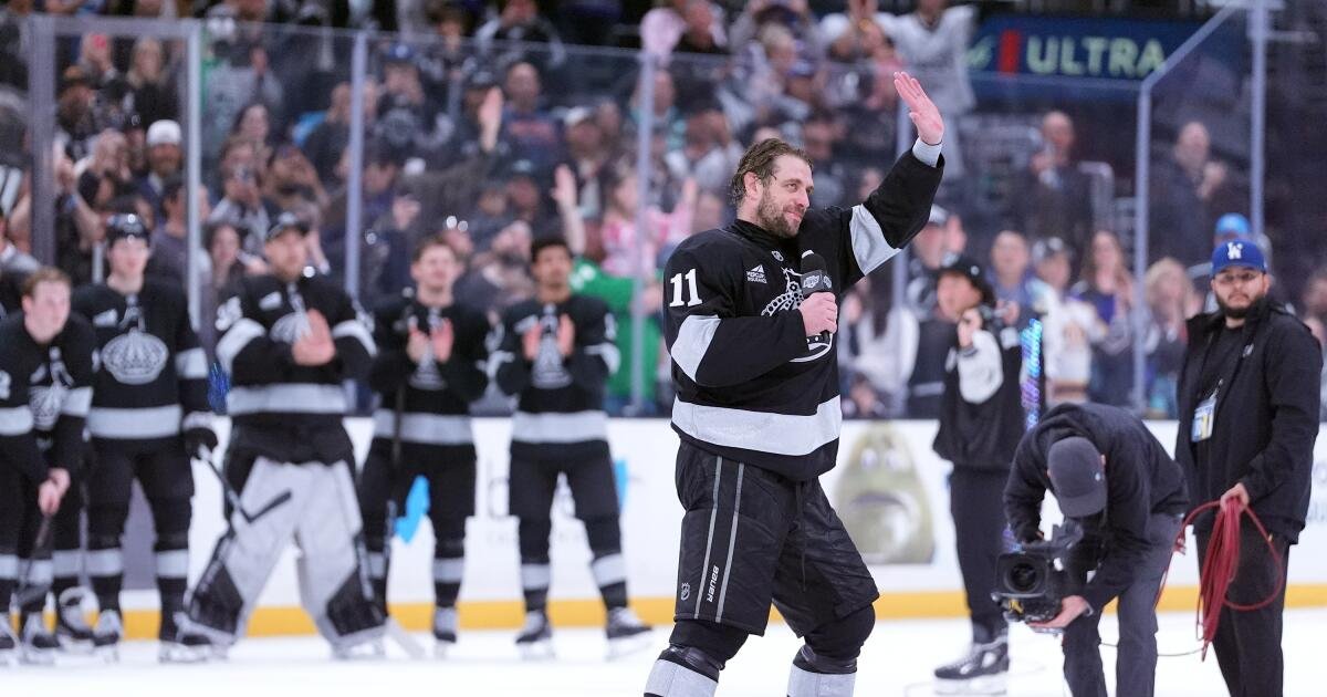 Anze Kopitar fue honrado después de que los Kings derrotaran a su némesis Oilers en la final en casa.