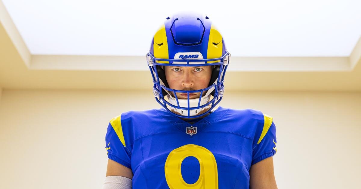 Los Rams estrenan nuevos uniformes, reemplazando sus camisetas color hueso