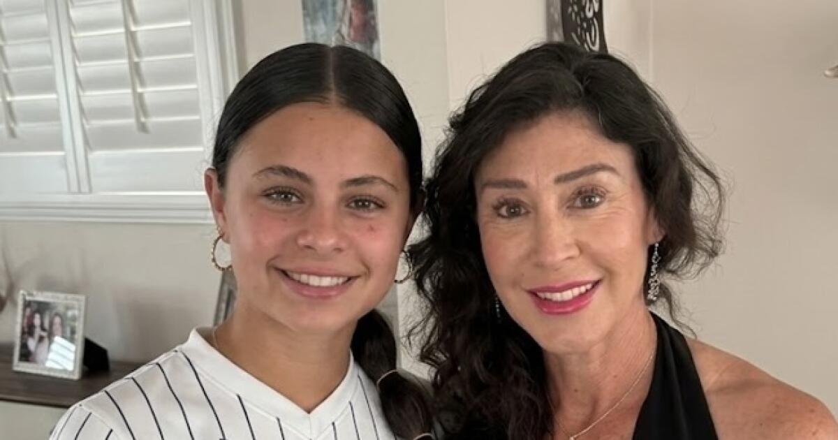 El campocorto de Chaminade, London Mills, tiene suerte de no tener que competir contra su madre en el fútbol.