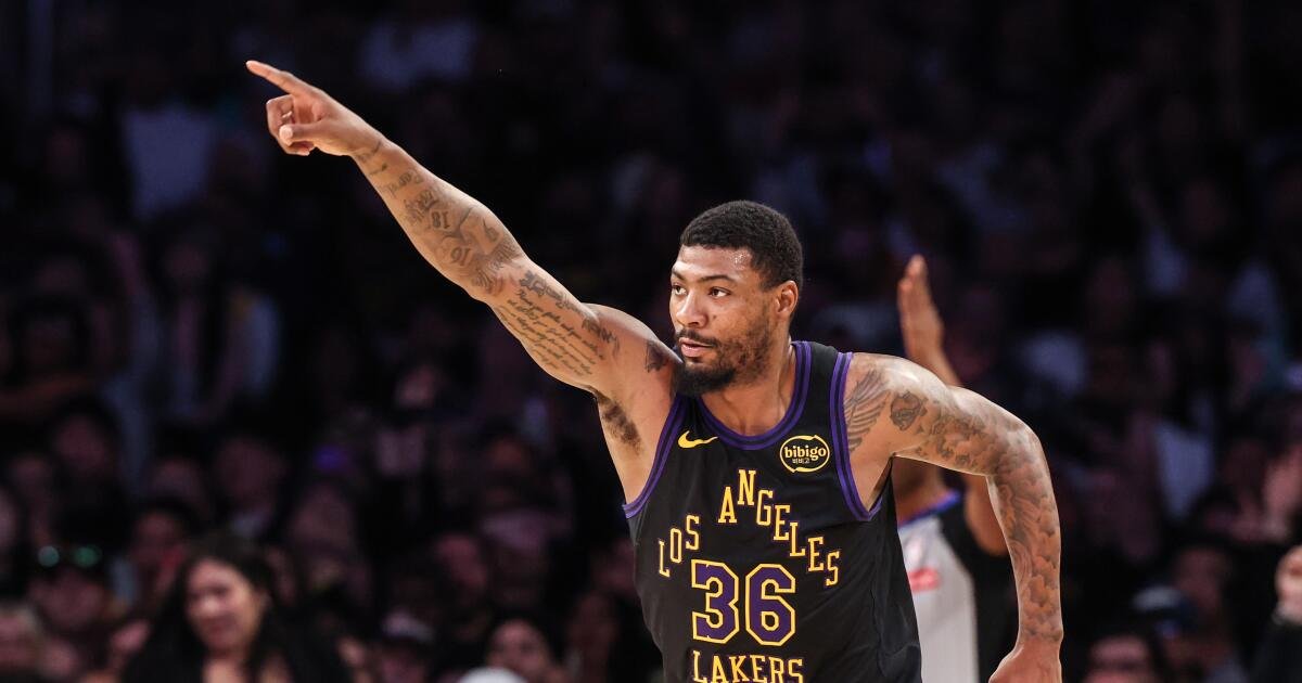 Marcus Smart de los Lakers marca la pauta contra Kevin Durant de los Rockets