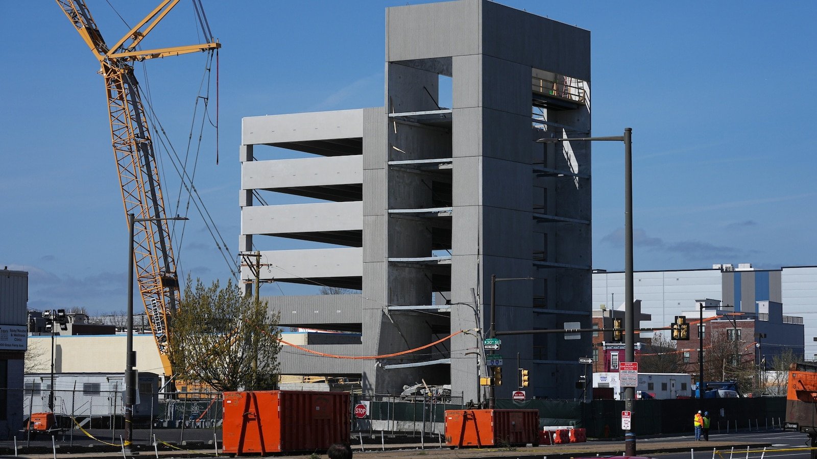 Los cuerpos de dos trabajadores fueron encontrados días después del colapso parcial del estacionamiento