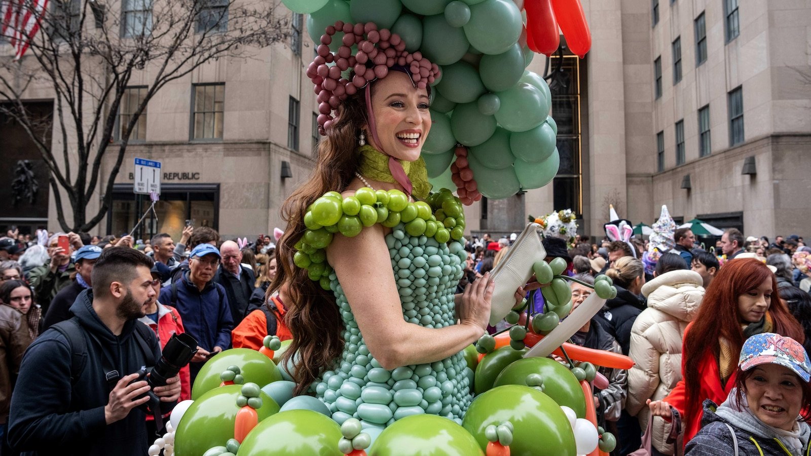 Las fotos muestran atuendos deslumbrantes y sombreros coloridos en el desfile de Pascua de Nueva York