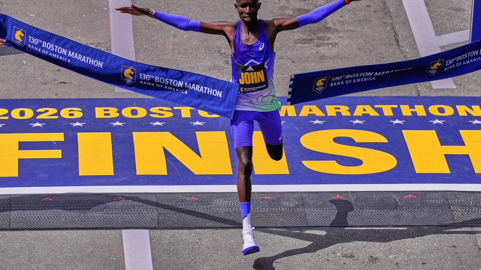 El campeón defensor John Korir bate el récord del maratón de Boston, repite Sharon Lokedi