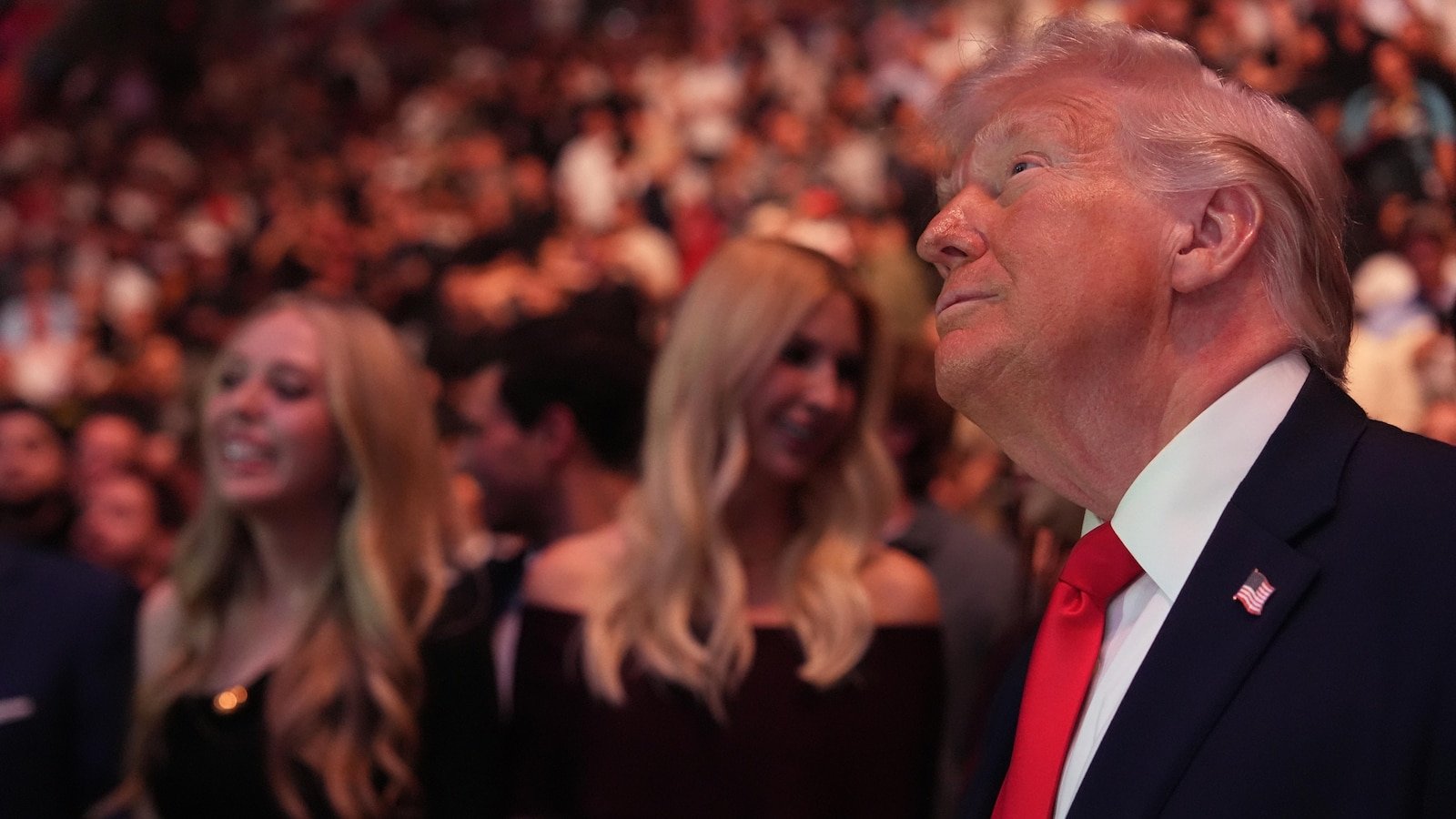 Trump toma protagonismo en UFC 327 en Miami, saludando a Rogan y Rubio