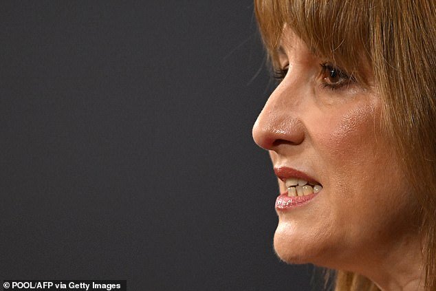 Las afirmaciones de la canciller Rachel Reeves de que los surtidores de gasolina están “lucrando” en medio de la guerra de Irán han sido rechazadas por el organismo de control de la competencia, lo que ha provocado nuevas acusaciones de que ella es la “verdadera beneficiaria”, ya que sus ganancias del IVA alcanzaron los 350 millones de libras esterlinas gracias al aumento vertiginoso de los precios.