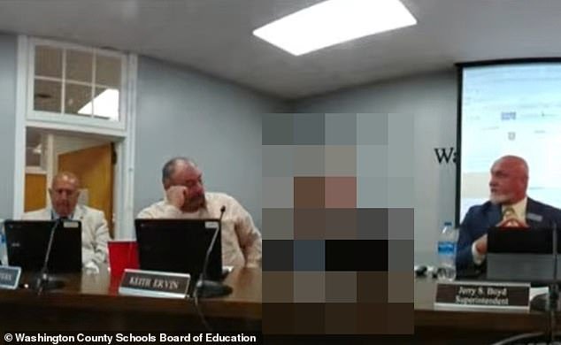 Estudiante de secundaria señala a miembro de la junta directiva que la llamó “caliente” en derrota humillante