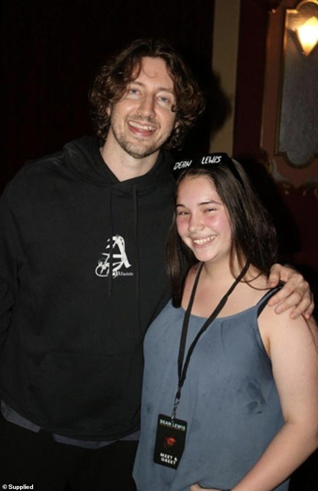 Dean Lewis se disculpa una y otra vez: la tercera mujer da un mensaje sumiso sobre acusaciones falsas, y sólo una acusadora no se ha echado atrás
