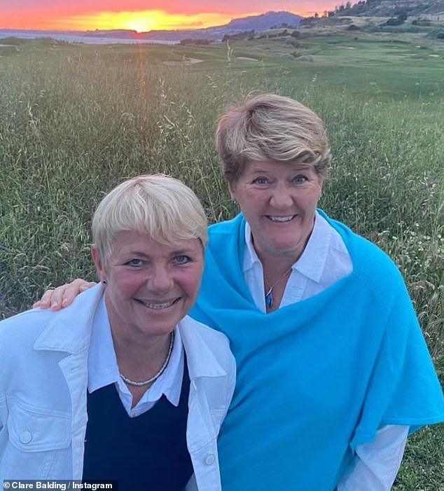 Clare Balding, de 55 años, revela el secreto de una relación duradera con su esposa Alice Arnold, de 64 años, al brindar una visión poco común de su matrimonio.
