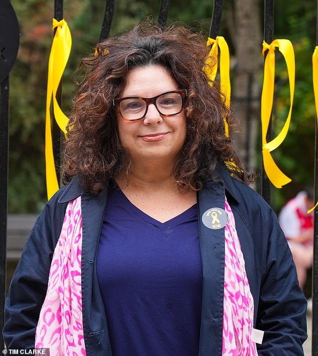 Ocultar mi apellido, alisarme el pelo y esquivar a los conductores de Deliveroo: mi antigua yo se sentiría tan avergonzada, pero por eso, yo y tantos otros, intentamos parecer menos “visiblemente judíos”, revela MIRANDA LEVY