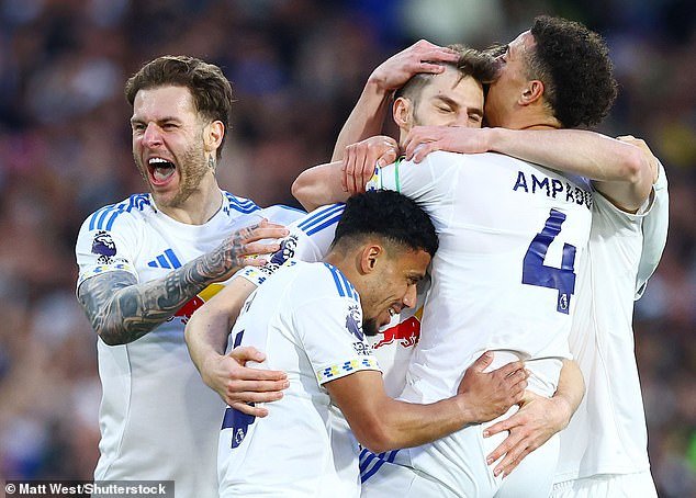 Leeds 3-1 Burnley: los despiadados blancos están a un paso de sobrevivir después de dejar de lado a equipos relegados sin entrenador