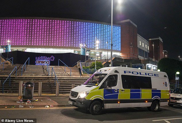 Adolescente de 19 años acusado de “engaño de bomba” en un concierto de Peter Kay que fue abandonado después de 45 minutos
