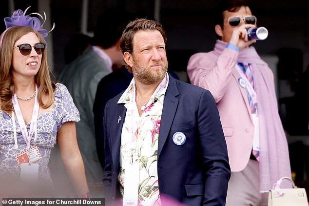 Dave Portnoy divide a los fanáticos con un atrevido atuendo de Kentucky Oaks mientras el jefe de Barstool se prepara para ver competir a su caballo
