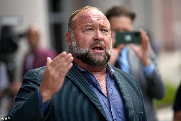 Infowars sale del aire de manera dramática cuando Alex Jones es acusado de descarrilar la compra de The Onion durante el lanzamiento de un nuevo programa.