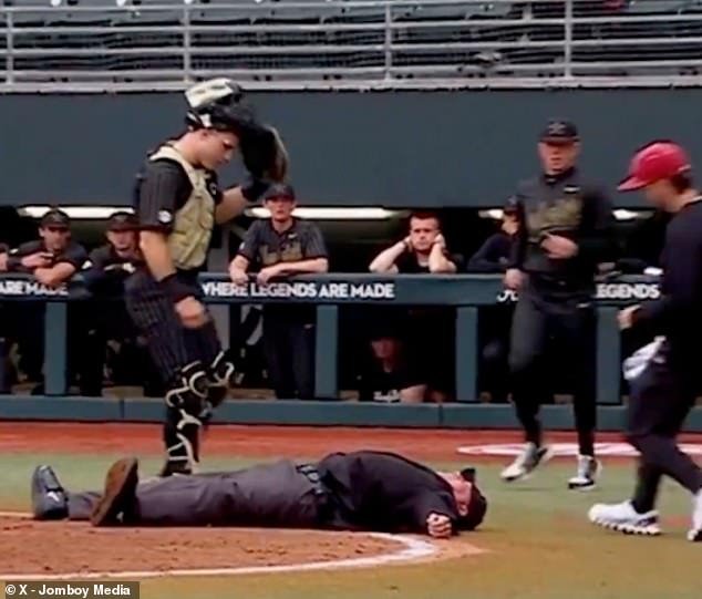 Momento aterrador: el árbitro de béisbol universitario se desploma en el suelo después de golpear una bola de foul en la cara