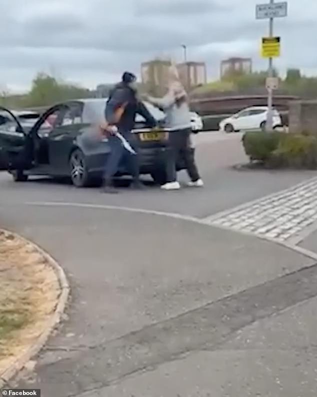 MOMENTO IMPACTANTE: Matón ataca con MACHETE a pensionado de 77 años luego de que lo apuñalaran en el auto