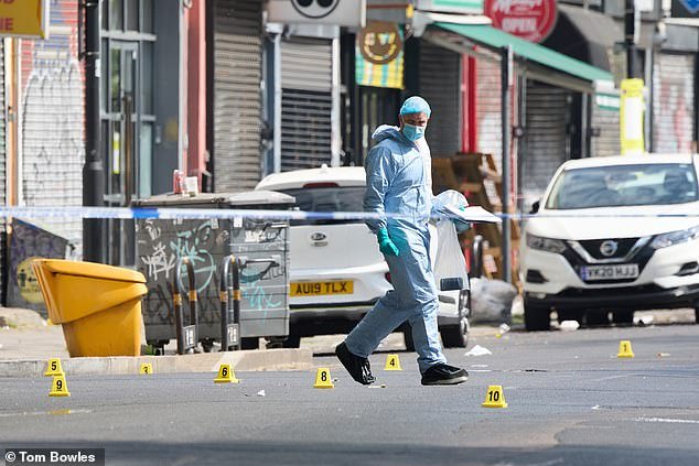 Un tiroteo callejero envía a cuatro personas al hospital y una víctima lucha por su vida después de que hombres armados dispararan desde un automóvil en Brixton