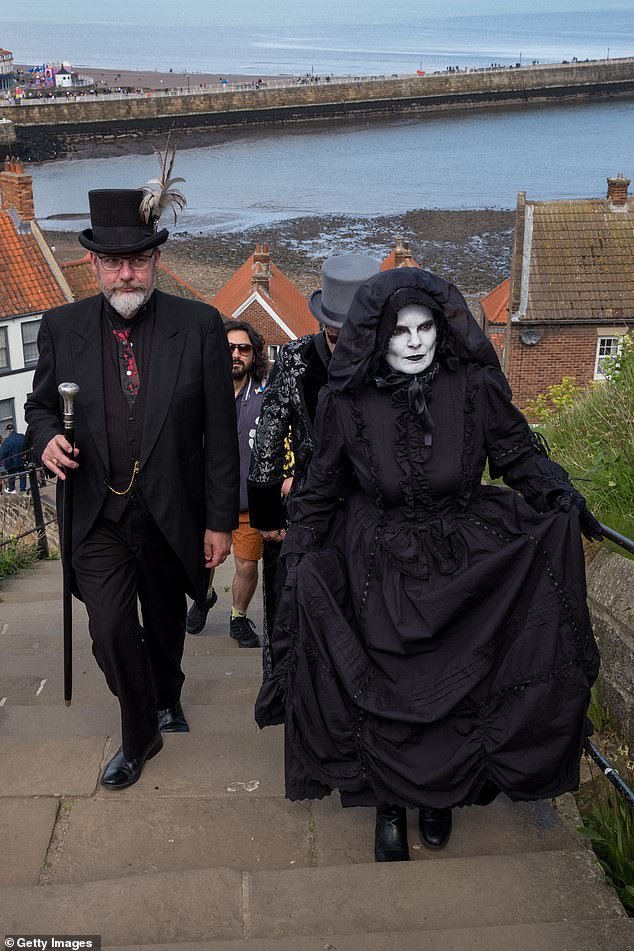 Se advierte a los góticos y steampunks que dejen sus espadas y armas en casa mientras invaden la ciudad costera del norte.