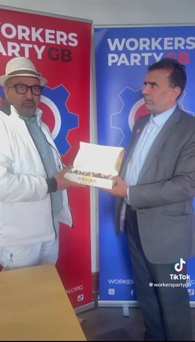 En Birmingham, los candidatos musulmanes a las elecciones del Partido de los Trabajadores de Gran Bretaña de George Galloway repartieron dulces para celebrar el “éxito” de Irán contra “los sionistas”.