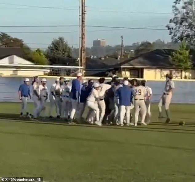 La celebración de la salida se vuelve violenta en un partido de béisbol de una escuela secundaria cuando jugadores “fuera de control” provocan una casi pelea.